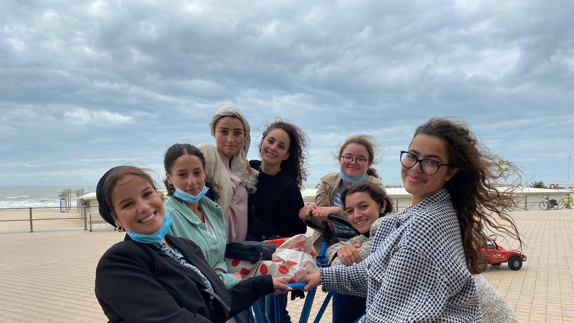 foto van 7 meisjes bij go-cart op zeedijk