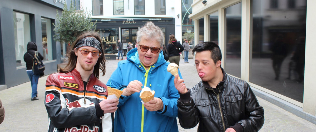 foto van mama met twee volwassen zonen die samen een ijsje eten